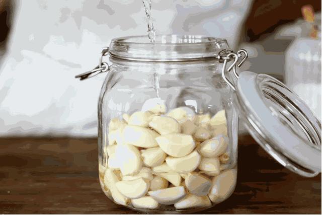 自己在家腌糖醋蒜还用哪种醋好,自己腌糖蒜太咸了应该放点什么