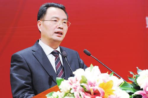 他曾被医生告知活不过10年，用借来的2000元创业，如今市值700亿