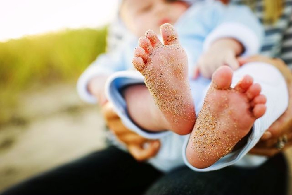 天热宝宝喜欢脱袜子,宝宝总是脱袜子光脚