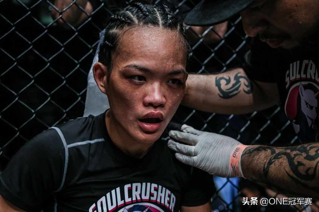 徒步800公里后，她在遗愿清单写下要成为一名拳手