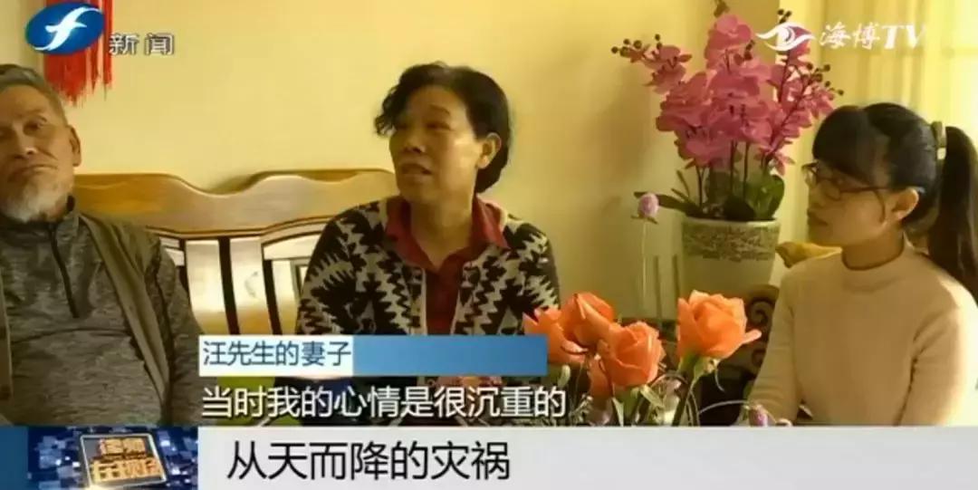 好险|大爷公园散步，硕大枝条垂直戳下，再偏毫厘后果不敢想！