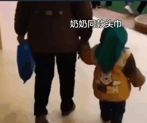 奶奶带孙子逛街,俩人头饰太“抢眼”,网友:笑喷了,我家有同款