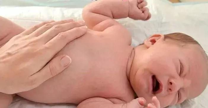 宝宝反复呕吐便便干,宝宝轻微呕吐腹泻可以自愈吗