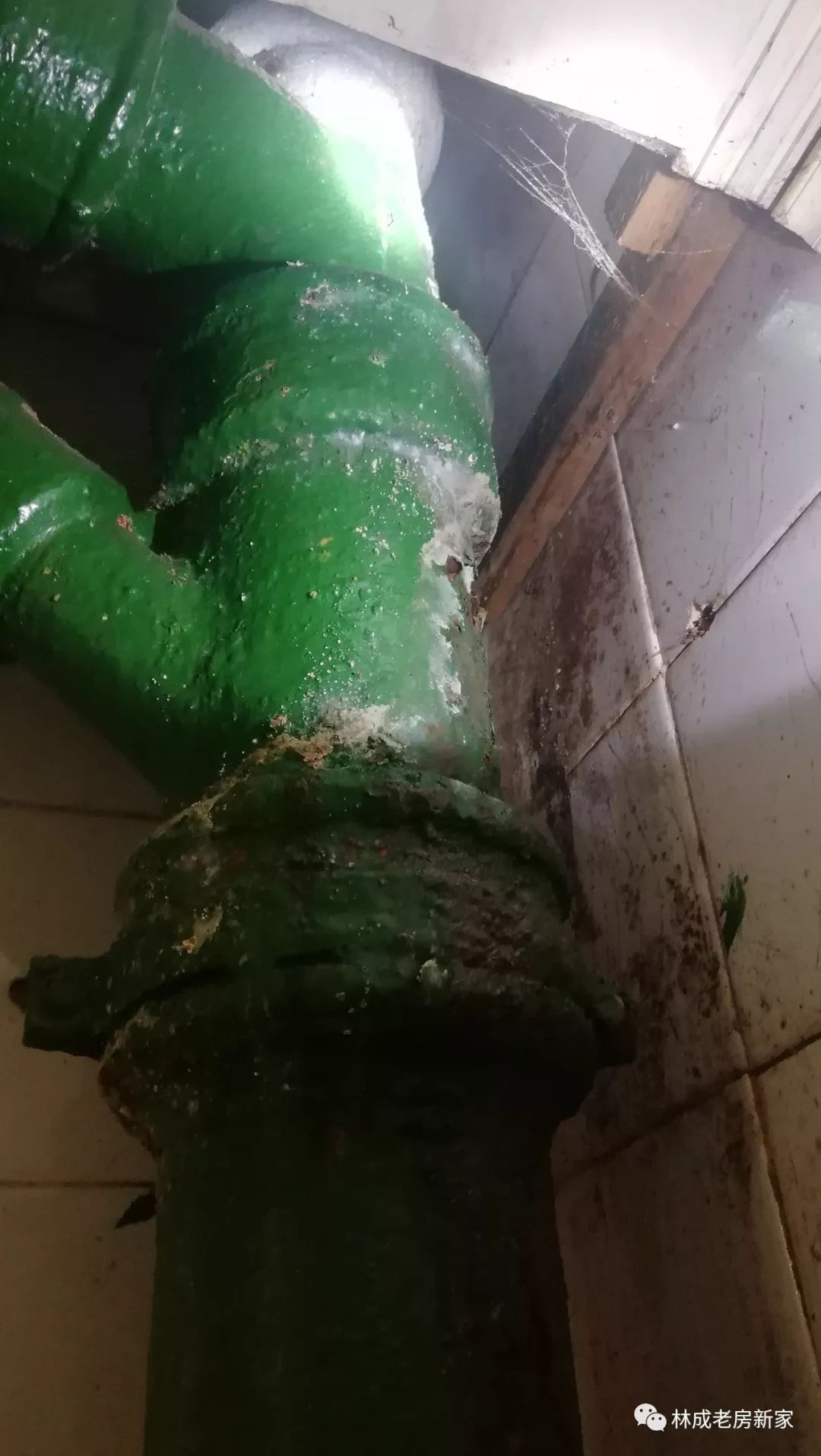 旧房铸铁管漏水怎么办,老房自来水铁管漏水