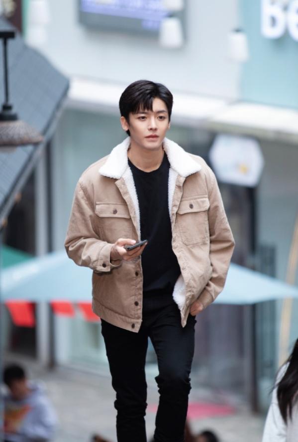 侯明昊蓝白拼接西装造型,侯明昊黑色西装图片