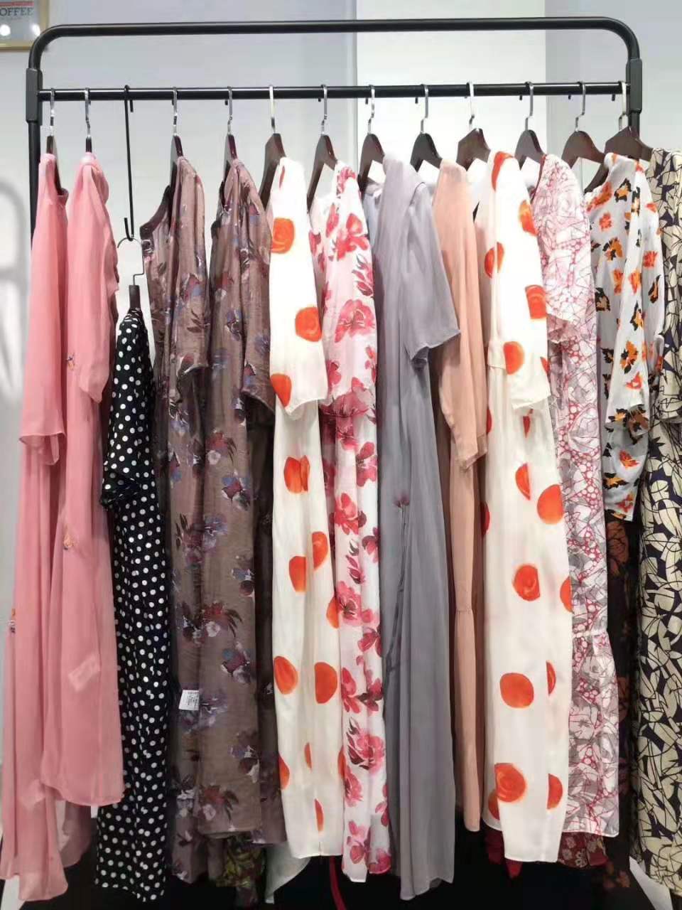 如果你想创业不妨点进来看看,现在适合开女装品牌折扣店吗