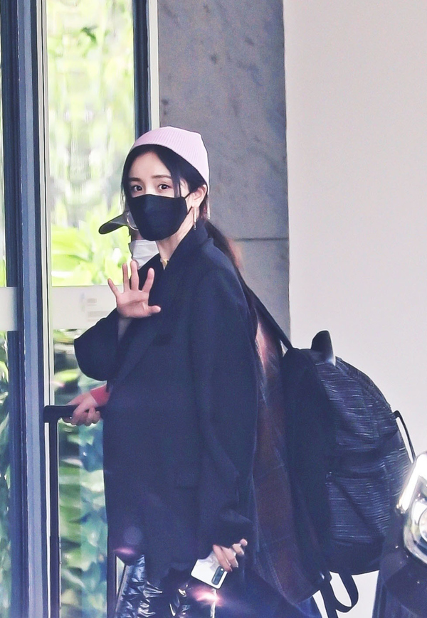 杨幂红丝绒西装机场,杨幂穿红色衣服带绿色耳环