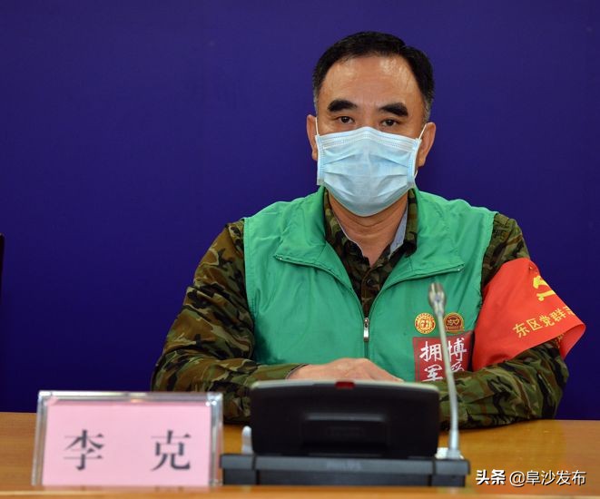 你们义无反顾的背影图片,你们逆行的样子