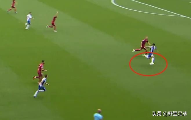 状态爆棚！武磊磁铁式停球，面对1米9大汉防守，牢牢将球吸在脚下