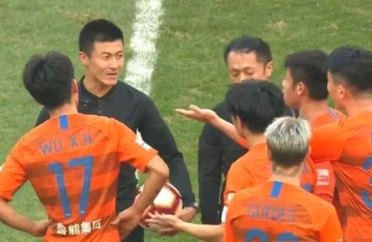 王迪的判罚,王迪饱受争议的舞蹈