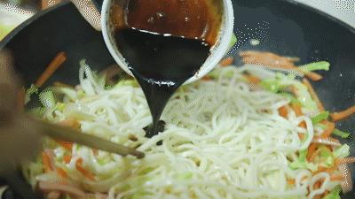 炒面直接炒能熟吗,炒面在锅里直接就有点坨