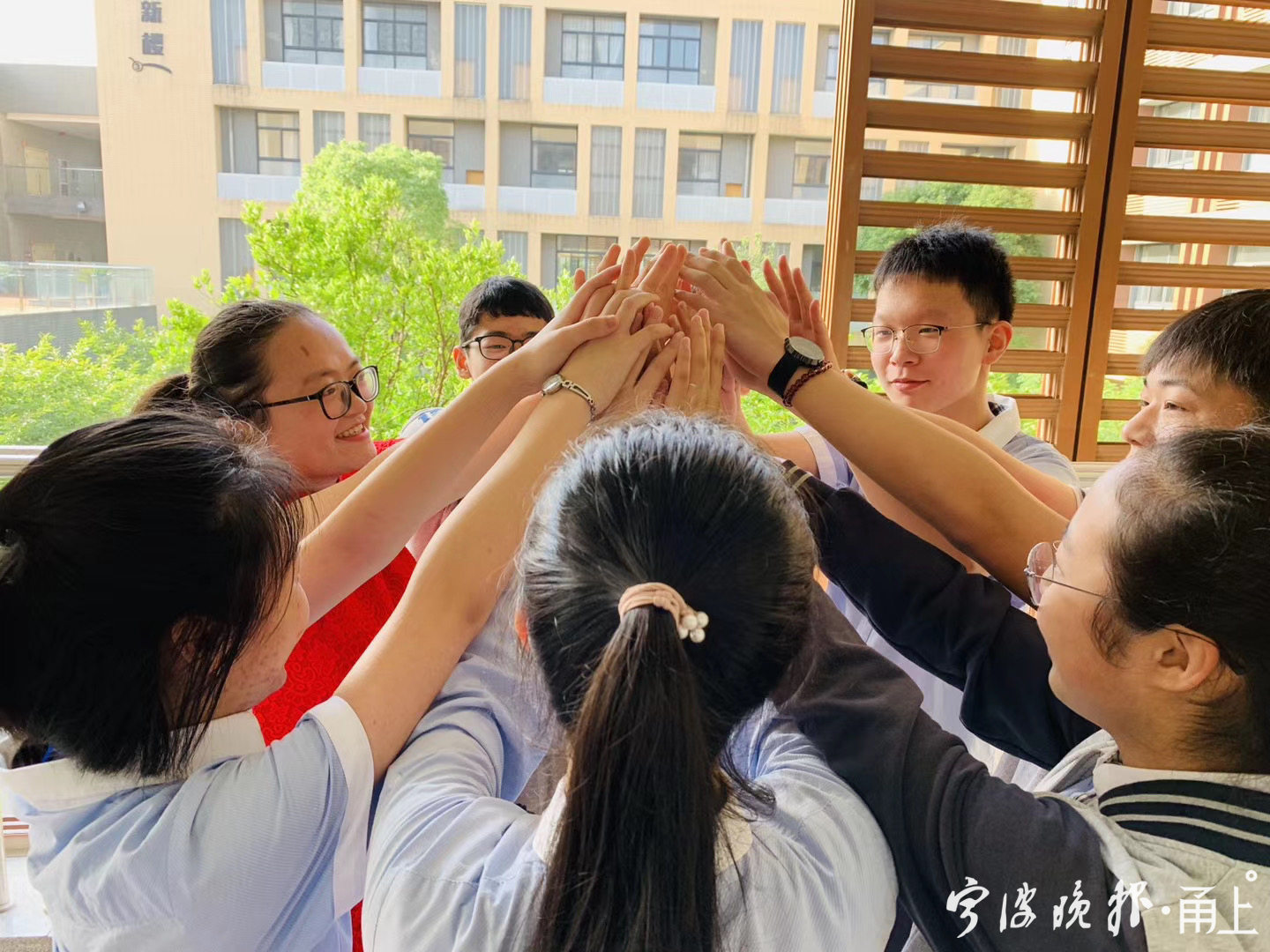 中考记者现场出镜,宁波市中考采访