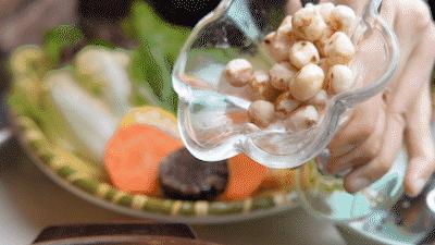 椰椰椰！这家人气椰子鸡专门店，光是汤底就喝饱了