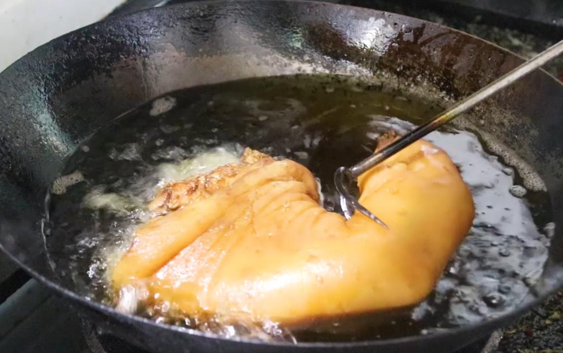 红烧猪脚的家常做法软烂脱骨川味,高压锅炖一整只猪脚要多久才脱骨