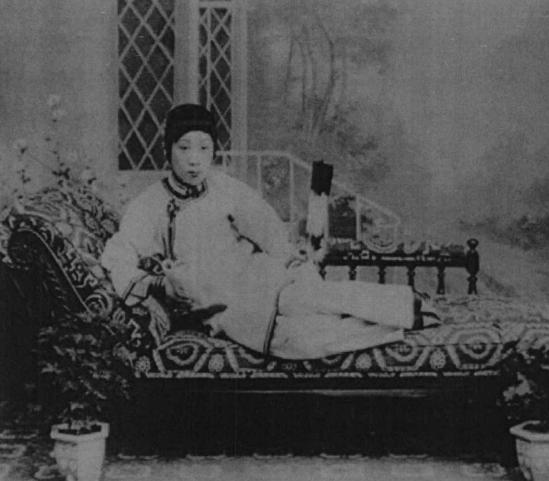 正说缠足一千年:三寸金莲如何从“贵族范儿”,变成了情色风
