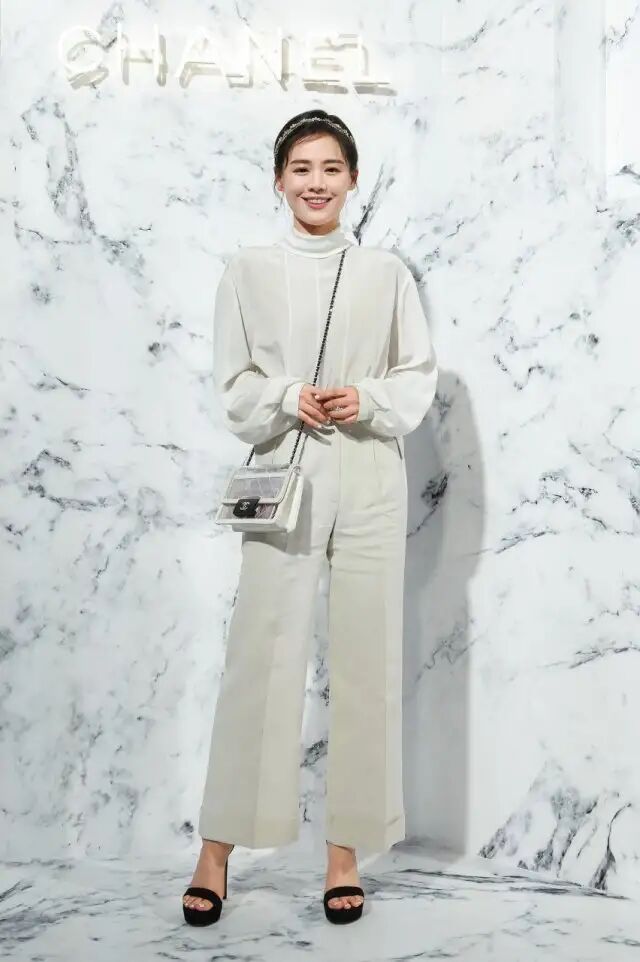 高腰雪纺衫搭配阔腿裤,缎面条纹雪纺衫这样穿时尚洋气