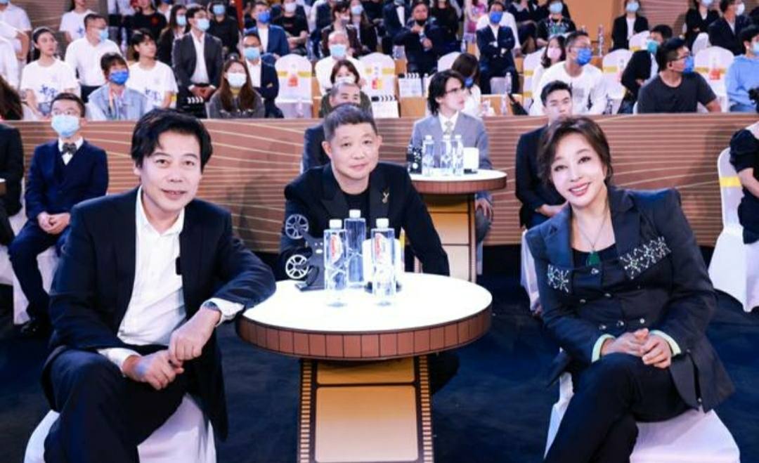 67岁刘晓庆穿白西装,刘晓庆终于认真穿搭了图片