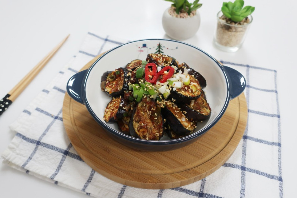 酸辣烤茄子教程,不辣的蒜蓉烤茄子做法