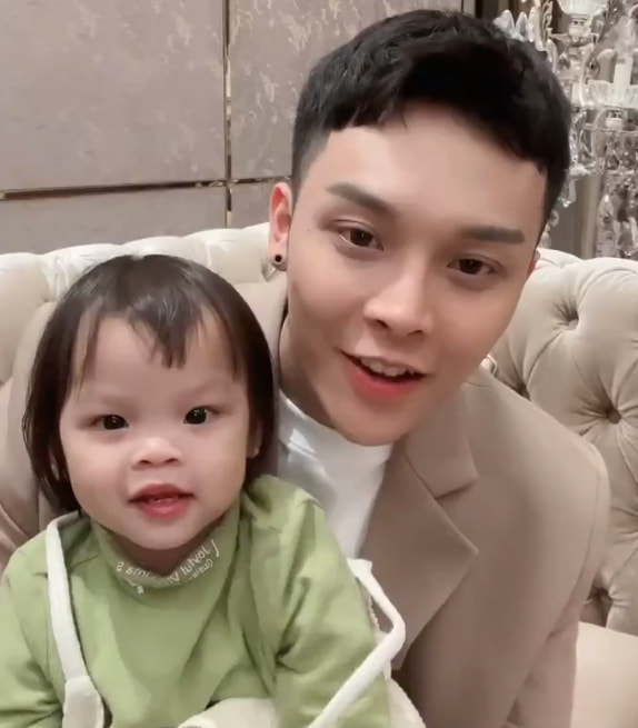 小猪先生开播诉苦,每月花销12W,扬言要留套别墅给小猪妹