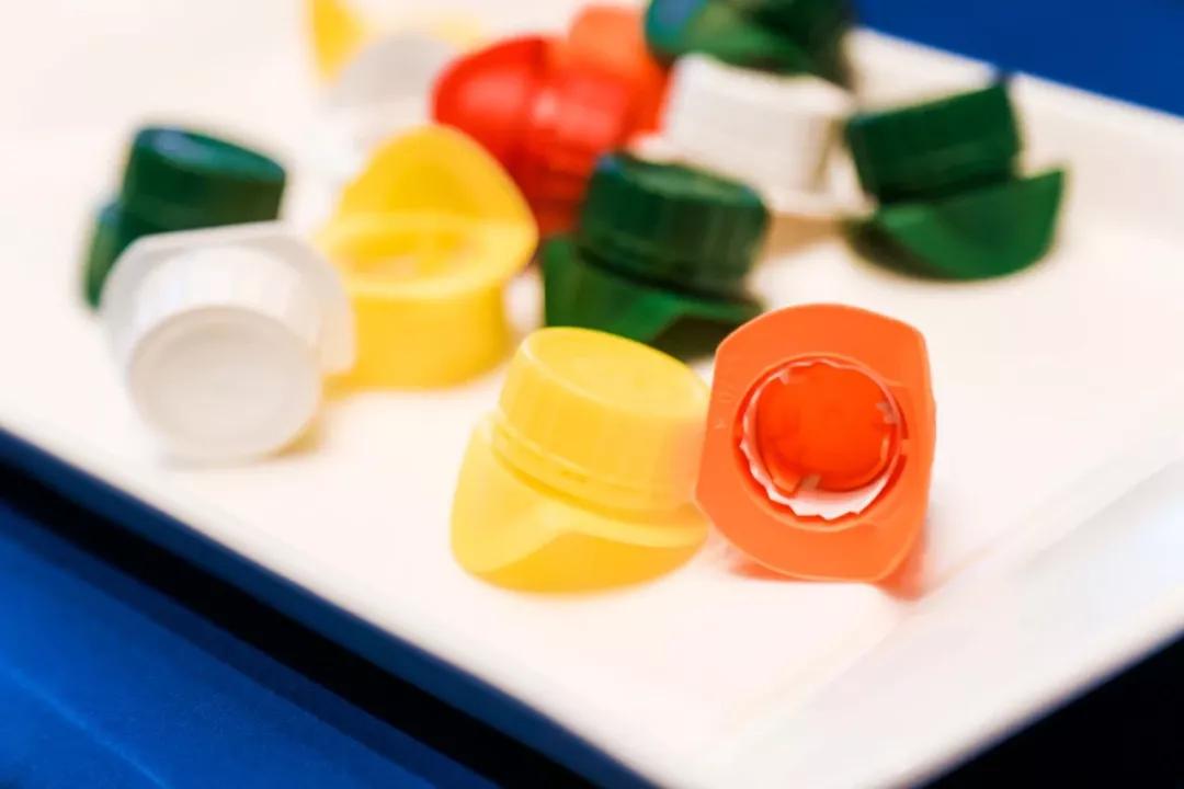 钟薛高新品雪糕草莓芝士,钟薛高雪糕小米联名