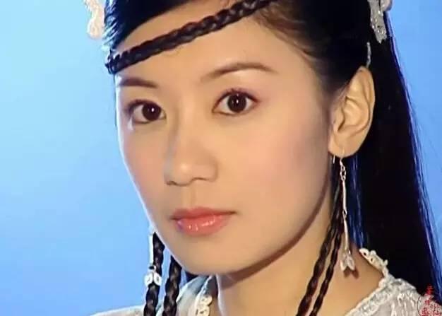 她16岁就火遍全国,她17岁成名因意外左眼失明