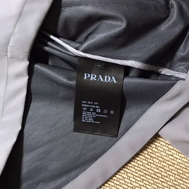 普拉达经典三角标冲锋衣,普拉达冲锋衣男款2021款