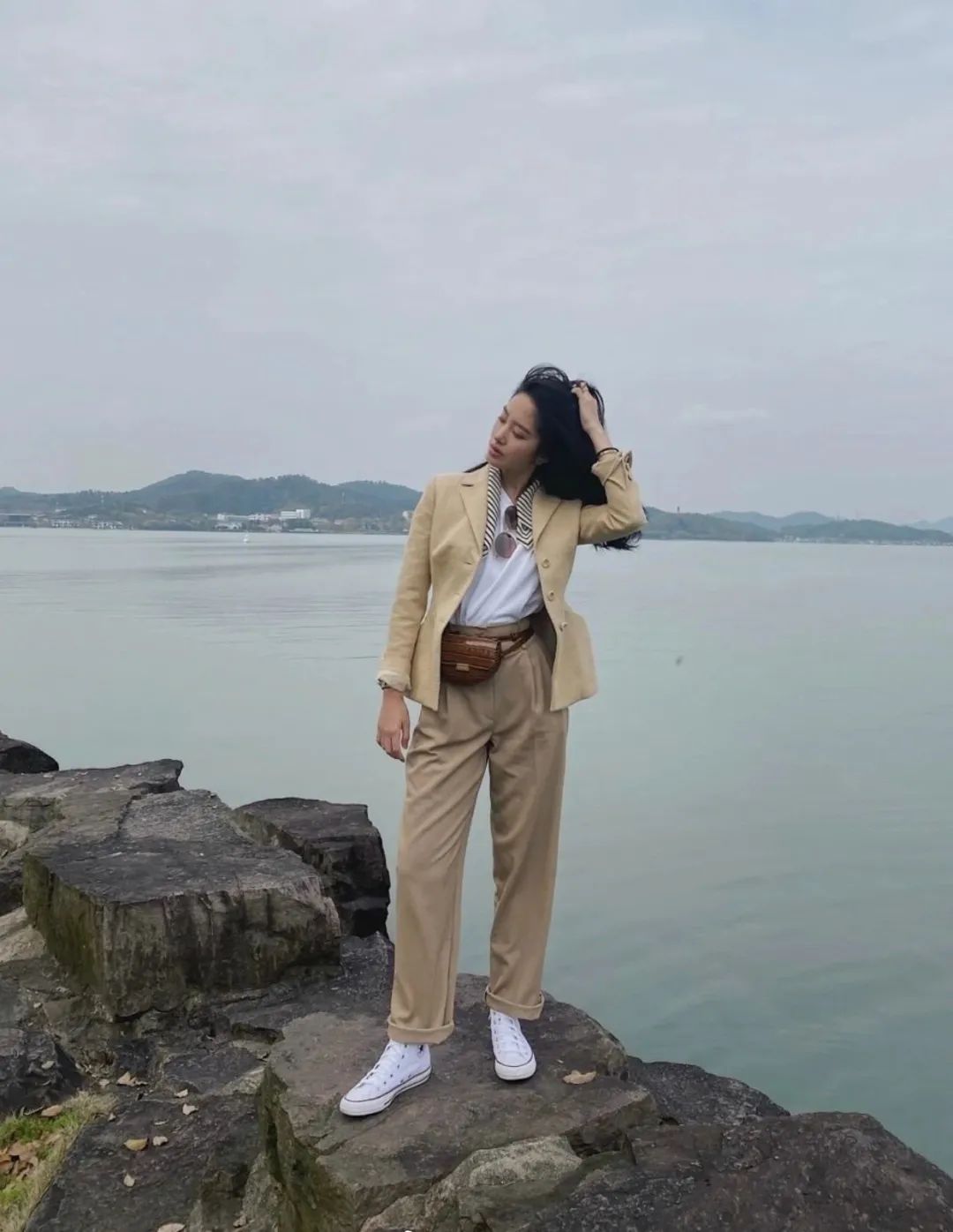 纵然每年流行的都不一样,有这样一个趋势——鳄鱼压纹