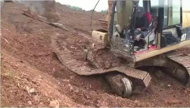 挖掘机脱链最快方法,挖掘机老是掉链是怎么回事