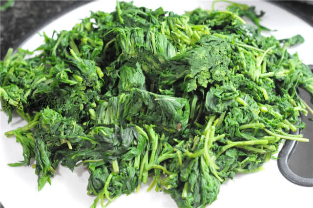 这菜农村到处都是，人称“百草之王”，4月最鲜嫩，做馒头特香！