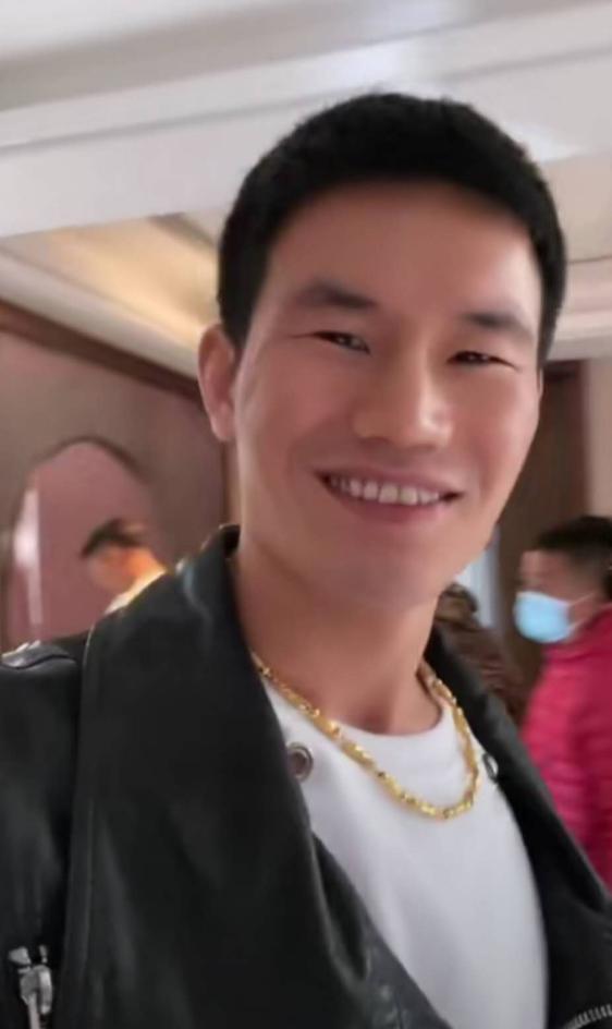 嘎子哥戴大金链子现身,问娇妻嫁给自己是否后悔,妻子却犹豫了?