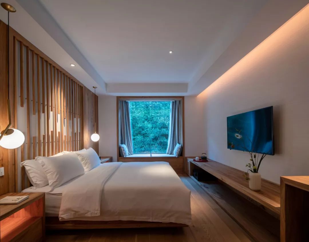 秋日河畔画中小镇，隐于茶园流水，山水间三店新开旅居吃茶慢生活