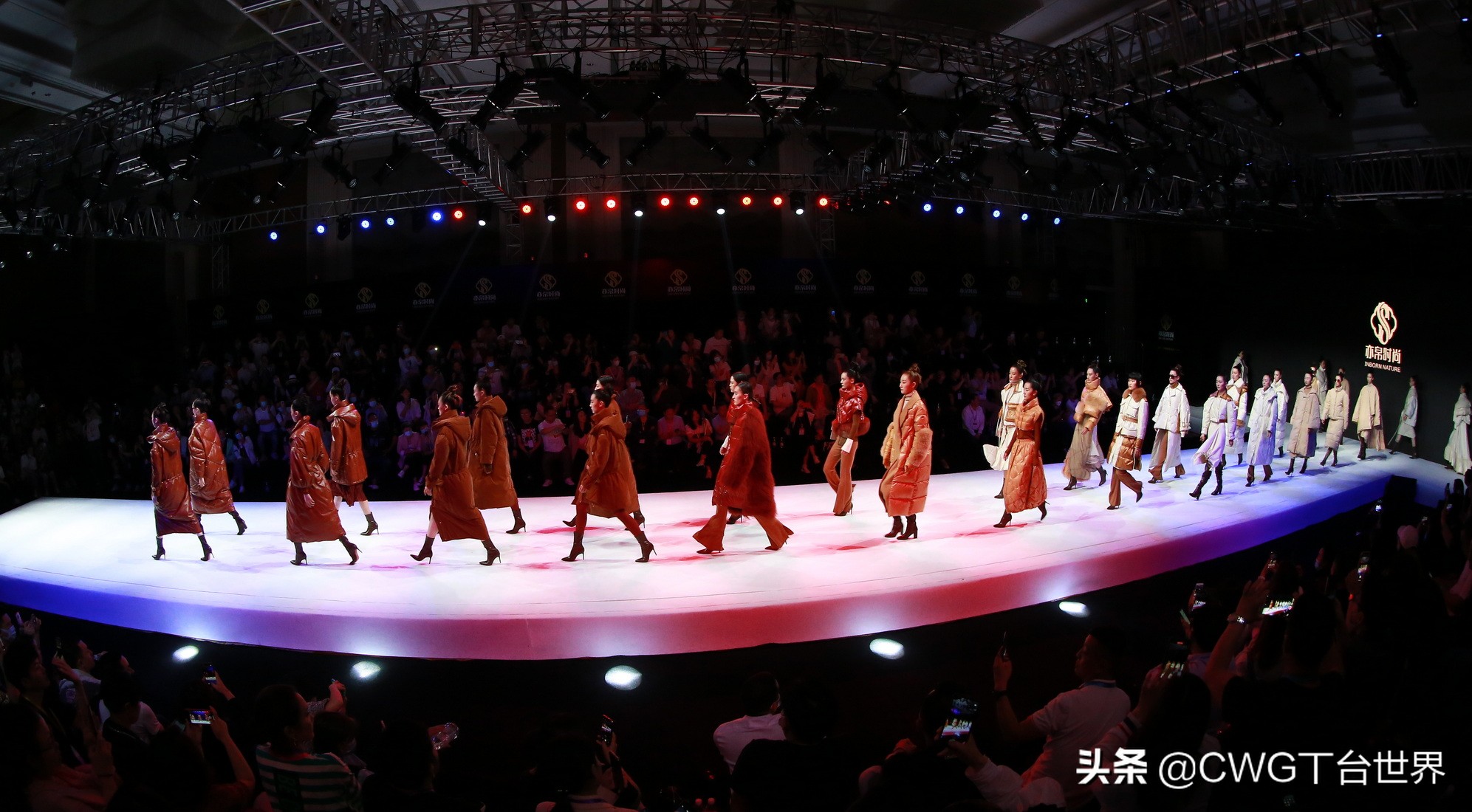 亦帛时尚羽绒服是品牌吗,亦帛时尚2021冬羽绒服发布会