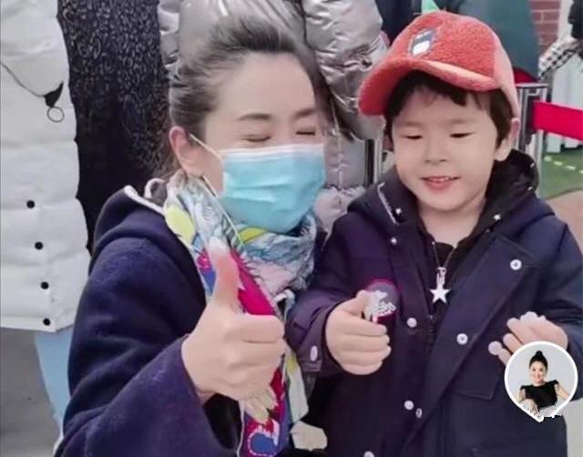 高龄生子、嫁神秘富商、退休成网红，“童年回忆”们变样了吗？