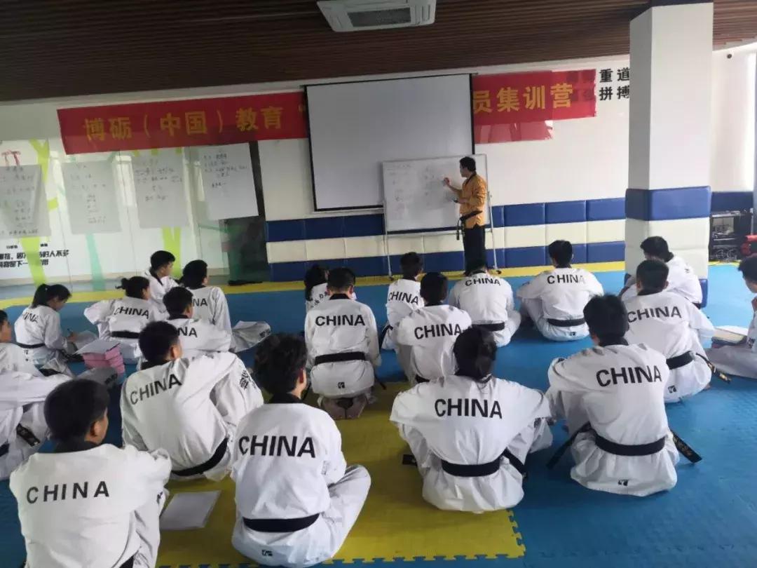 花式压腿训练,老师压腿训练