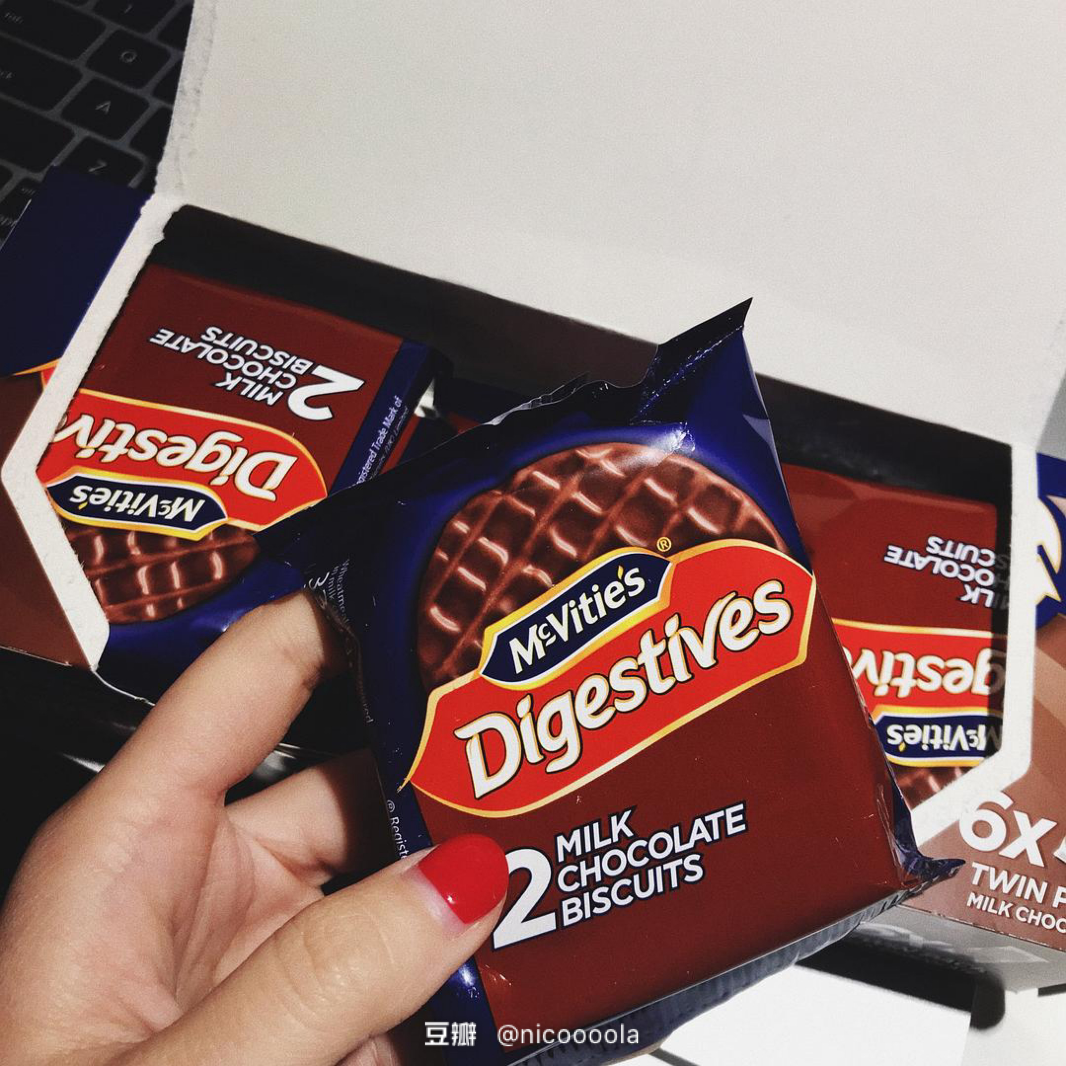 我在办公室的抽屉里，藏了一间小型超市