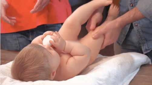 宝宝认识母亲,给宝宝按摩有助于生长发育