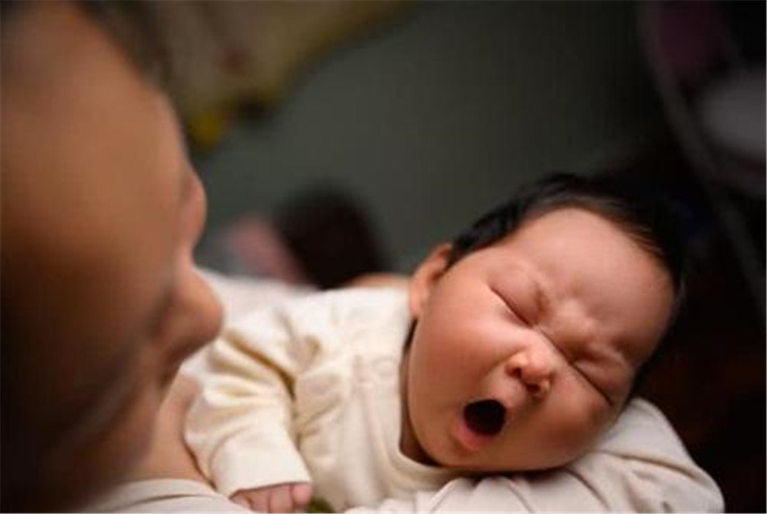 宝宝老睡不安稳要抱着怎么回事,宝宝要抱着哄睡怎么办