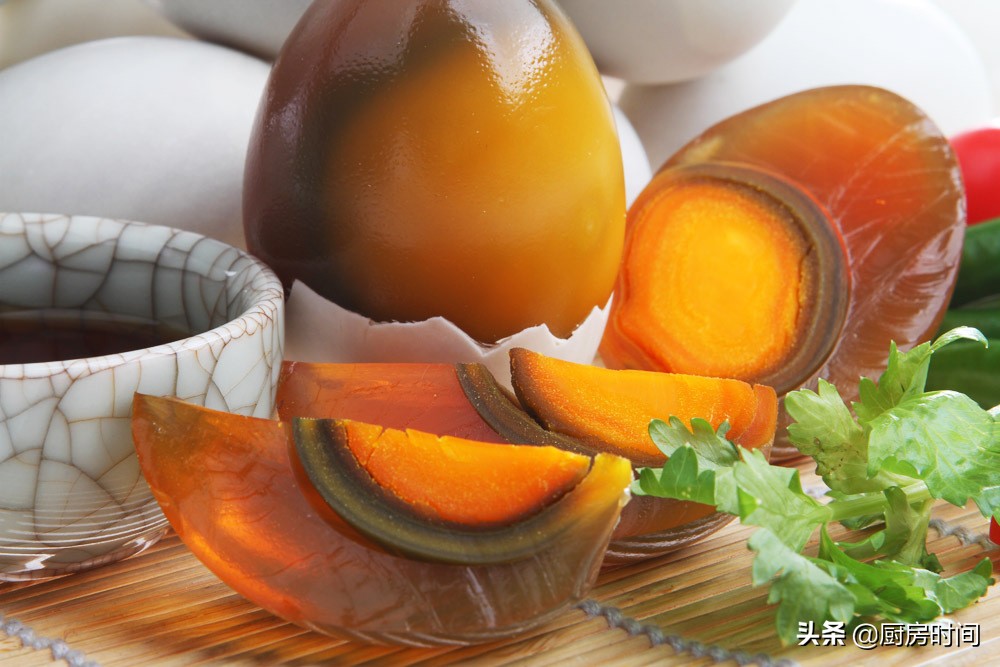 皮蛋到底是黑的好还是黄的好,皮蛋颜色是黄的是什么原因