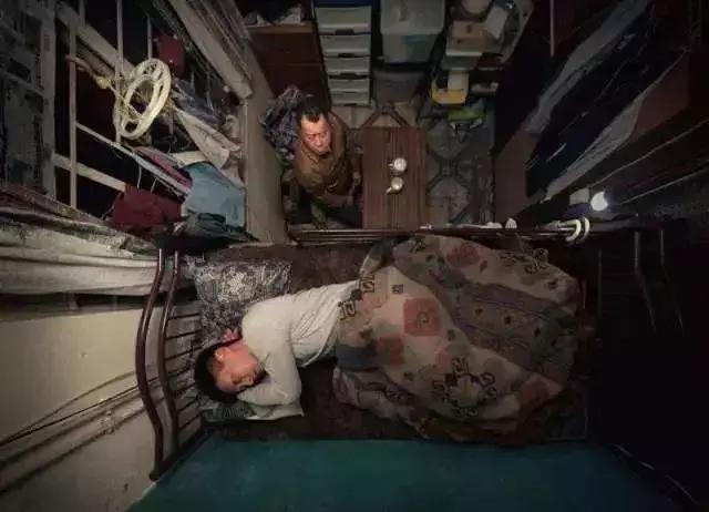 香港鸽笼房和棺材房真实生活,香港的棺材房是怎么样的