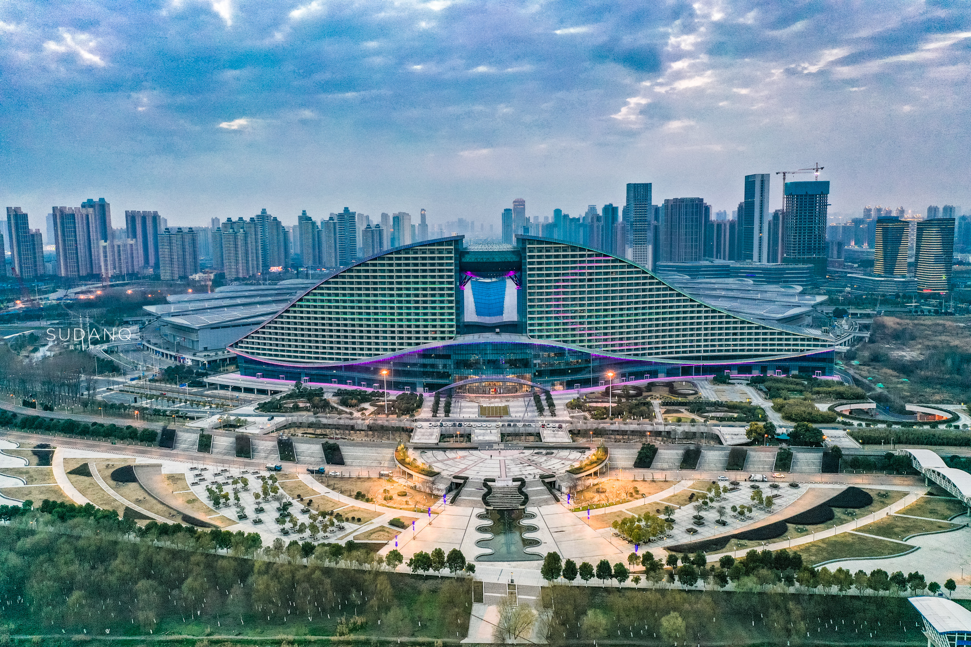 航拍全国第三的博览中心，面积相当于17个足球场，武汉人的骄傲