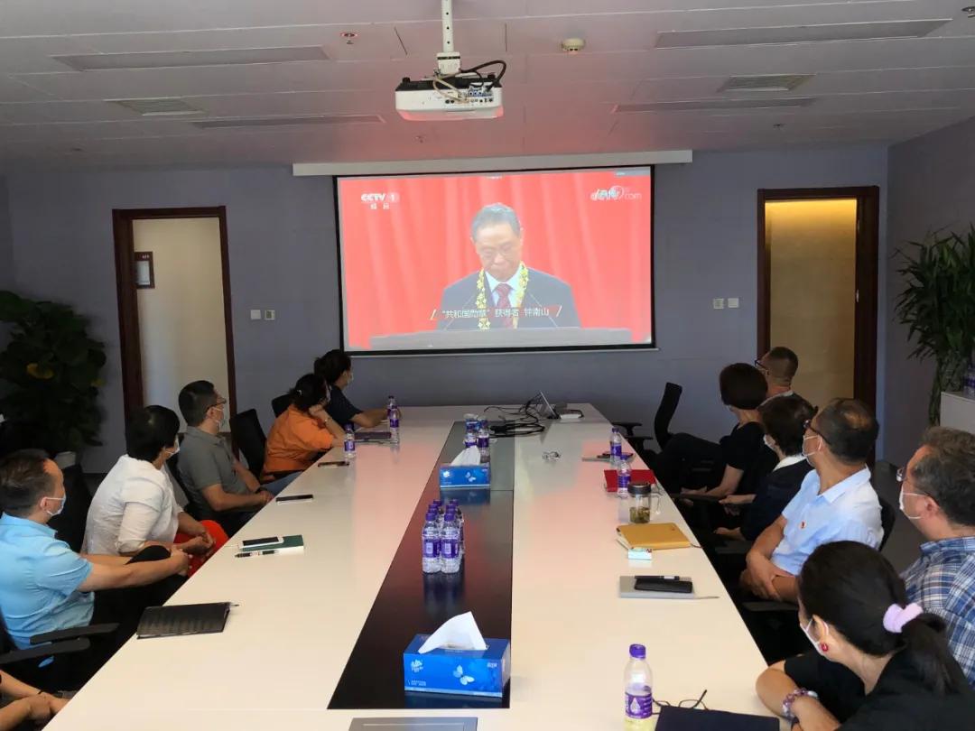 记住他们，纺织行业这些集体和个人获得全国抗疫先进表彰，中国纺联组织收看表彰大会