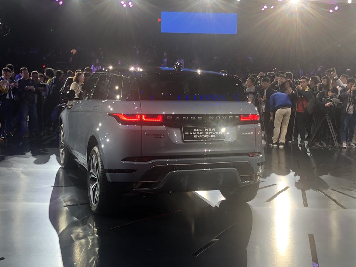 2023款路虎极光车身尺寸,路虎极光首发是几缸车型