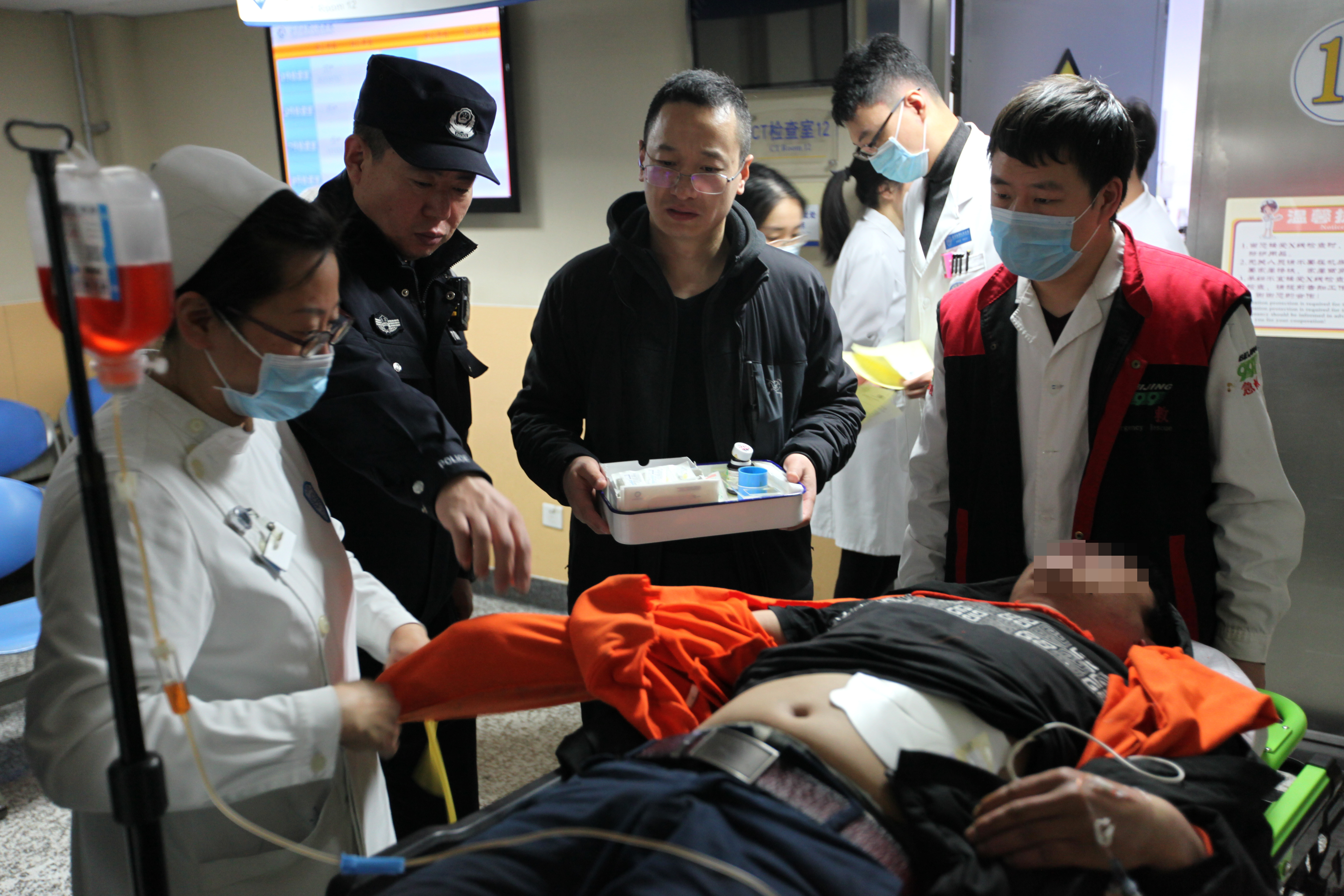 男子突发疾病挣扎街头民警紧急救助挽回生命海淀公安民警上演街头生死救援