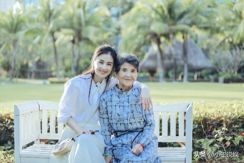 杨子不愧是豪门！拿出送给嘉宾的礼物后网友：大价钱！寓意显涵养