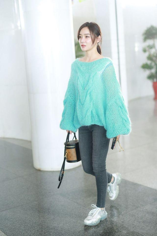 袁姗姗黑色v领针织衫蓝色牛仔裤,袁姗姗穿毛衣怎么搭配