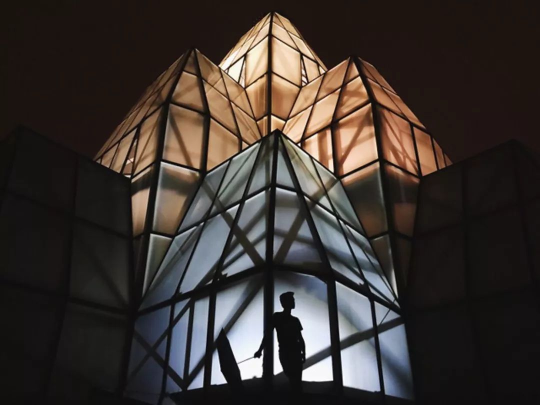 见识太窄的人总是在做什么,强大过的人怎么会甘心平庸