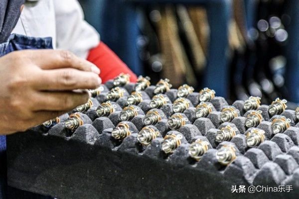 跟随帝声乐器参观世界著名吉他制造商之一Cort印度尼西亚工厂