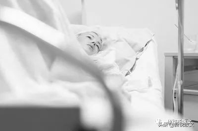 姐姐在手术室做手术,姐姐躺在手术台上