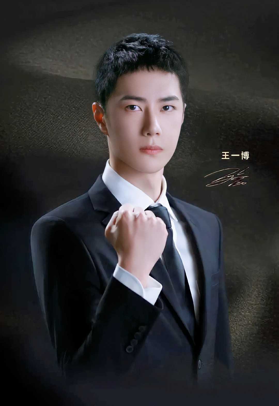 王一博安踏奥运会短袖,王一博奥运宣传片七彩衣服