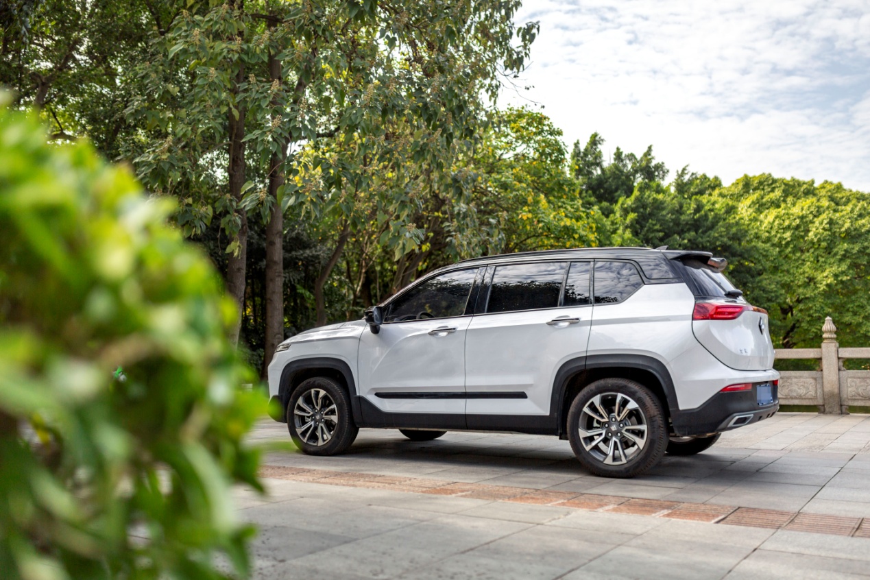 13万买了座“歌剧院”,配哈曼音响,宽近1米9,比马自达更好开